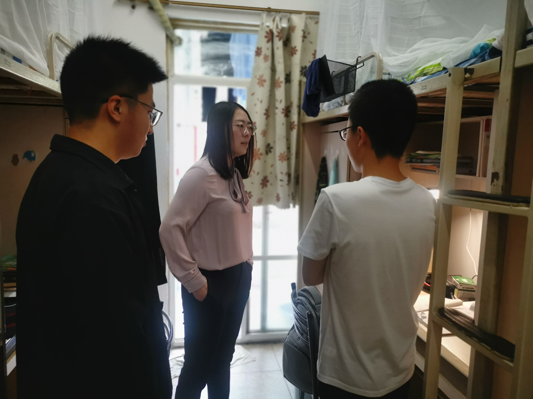 林静英、孙检 走访 2018级本科生宿舍.jpg 林静英、孙检 走访 2018级本科生宿舍.jpg