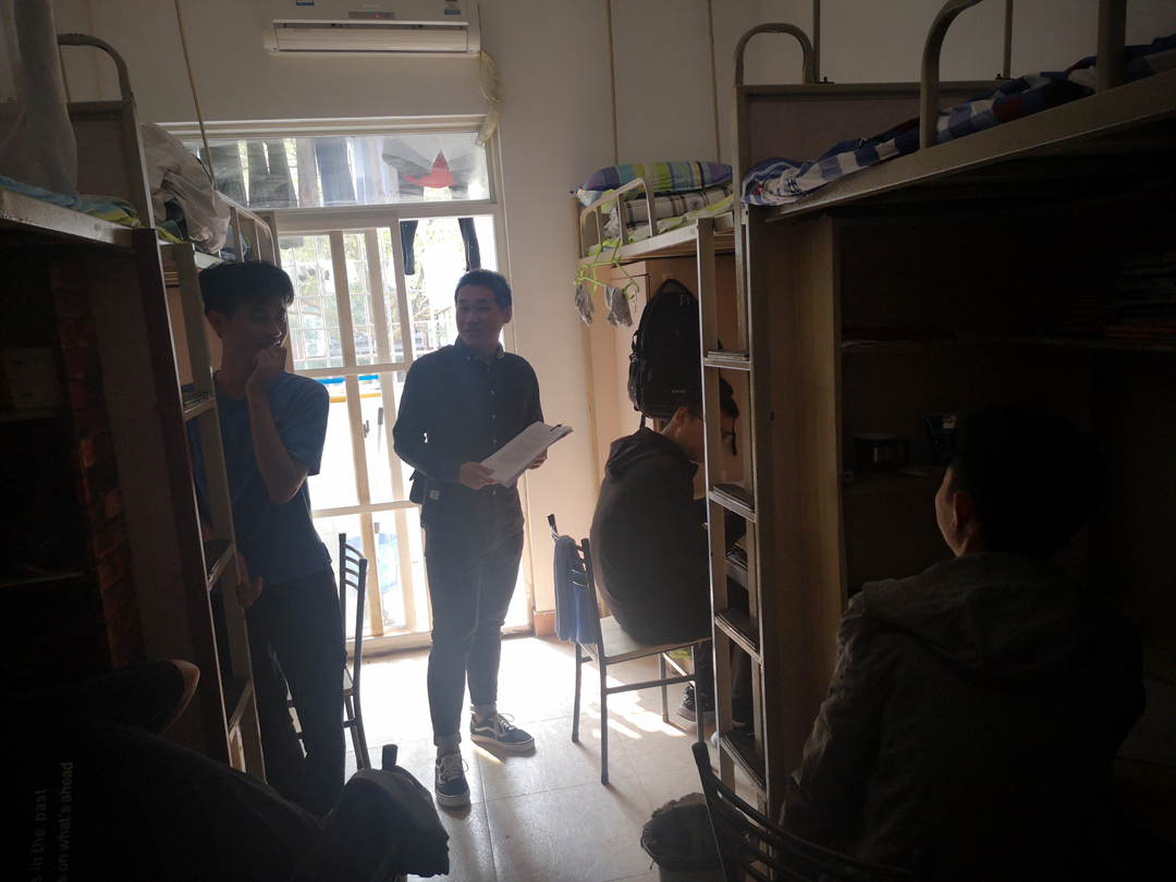 王竣锋 走访 2019级本科生宿舍.jpg 王竣锋 走访 2019级本科生宿舍.jpg