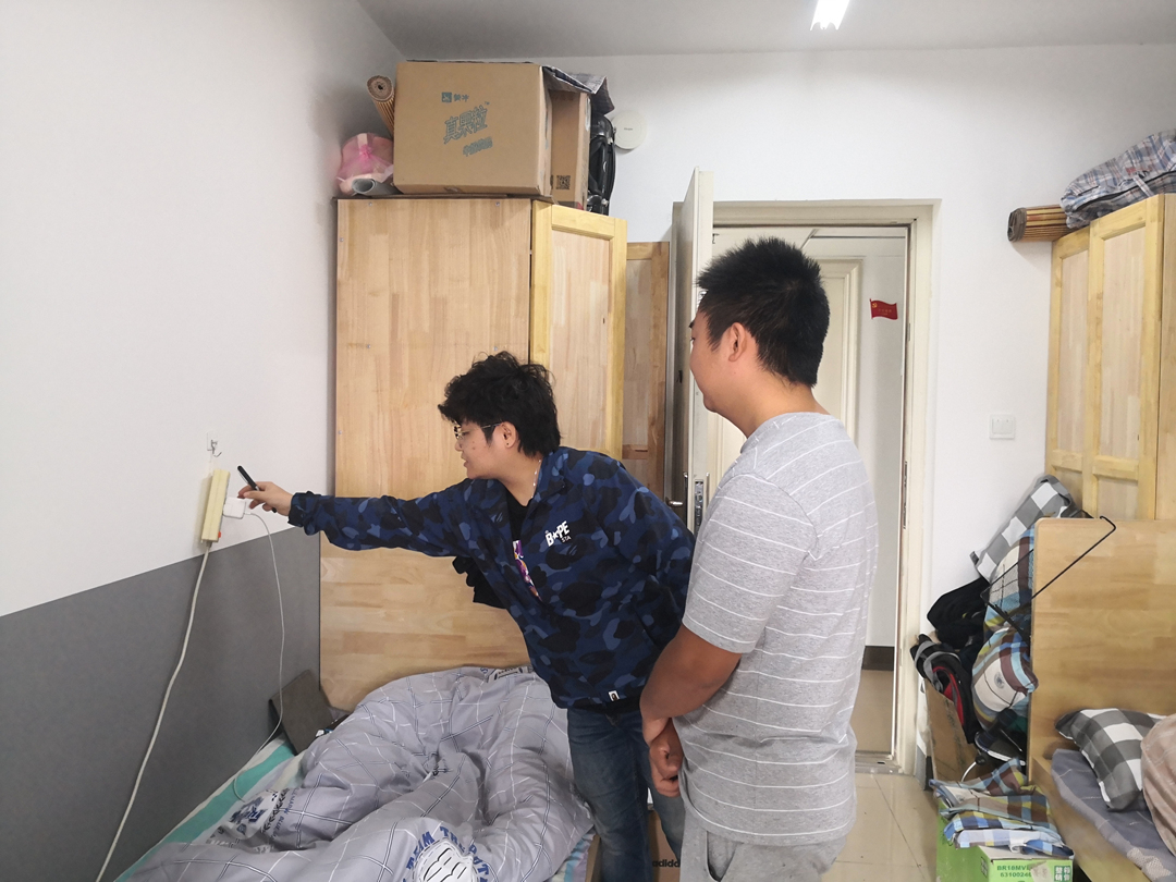 郑敏 走访 2017级硕士生宿舍.jpg 郑敏 走访 2017级硕士生宿舍.jpg