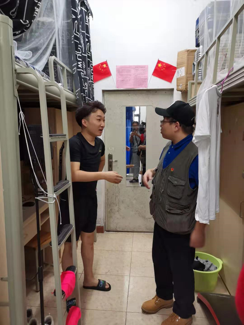 王喆桅 走访 2018级硕士生宿舍.jpg 王喆桅 走访 2018级硕士生宿舍.jpg